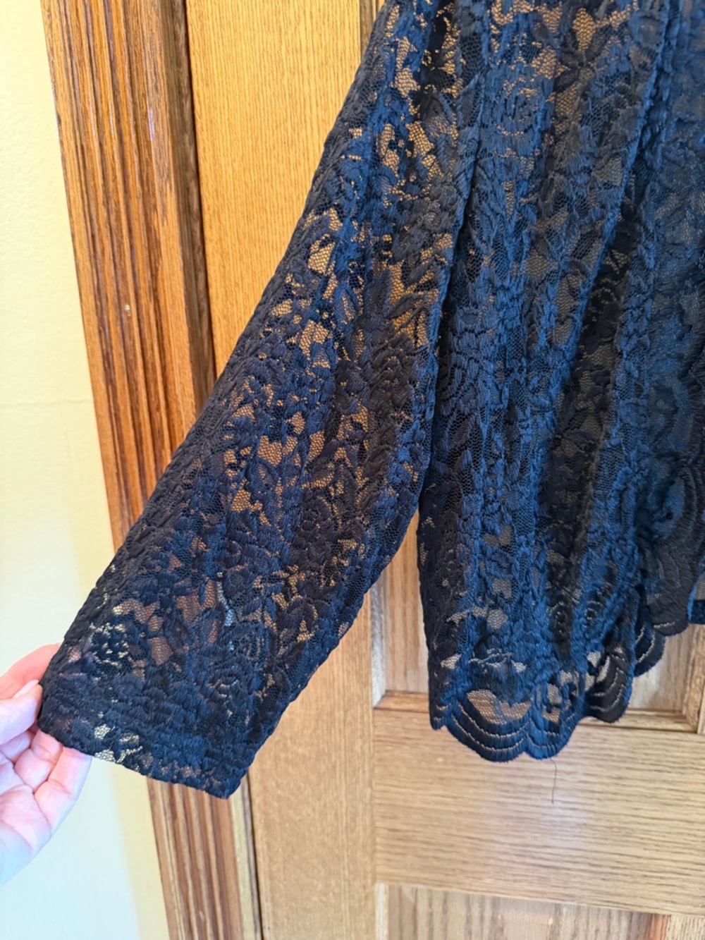 connected NWT XL Apparel Black Floral Lace Open Shrug - Picture 3 of 5